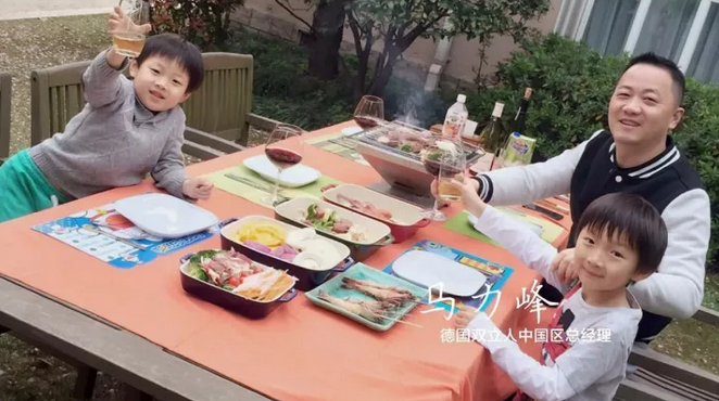 马力峰和家人其乐融融的场面