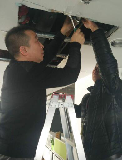 惠买维修师傅王金龙在工作