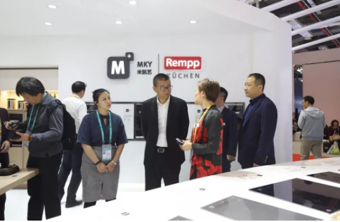 惠买高级副总裁牛卫强带领团队参观进博会，并与各厂商们进行交流