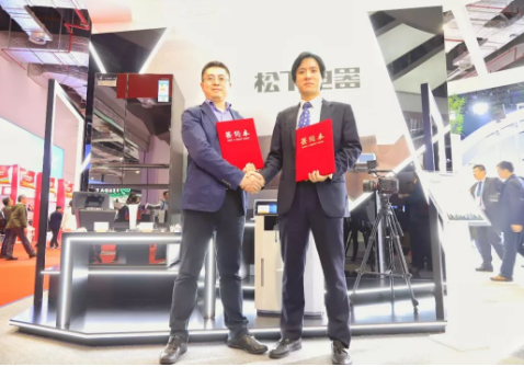 惠买电商运营中心高级总监高峰与日本松下电器签订战略合作