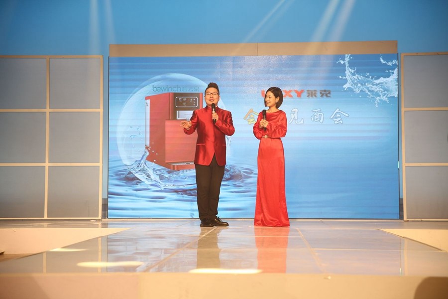 优购物主持人杨海斌、王映主持此次会员活动