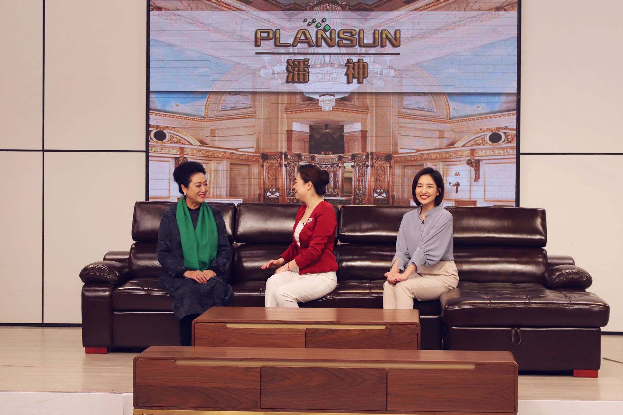 节目结束后，王丽云与惠买工作人员亲切合影